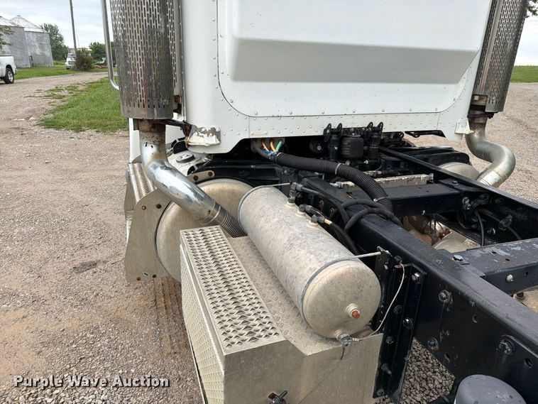 image for item EO8657 2001 Peterbilt 385 semi truck