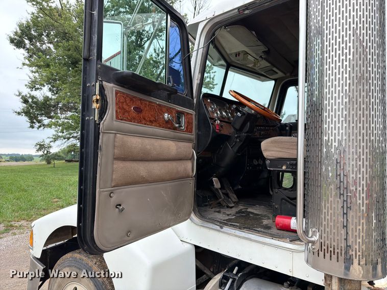 image for item EO8657 2001 Peterbilt 385 semi truck