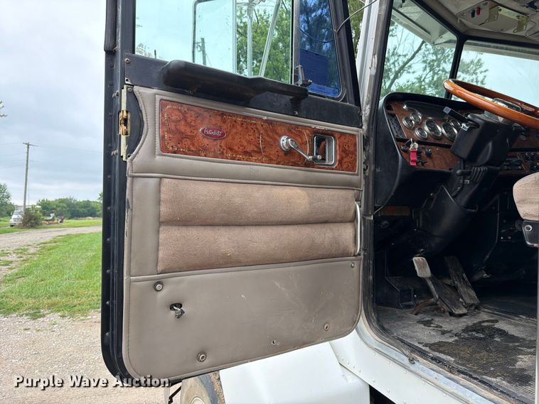 image for item EO8657 2001 Peterbilt 385 semi truck