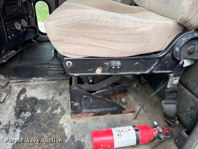 image for item EO8657 2001 Peterbilt 385 semi truck