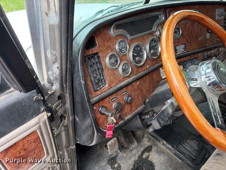 image for item EO8657 2001 Peterbilt 385 semi truck