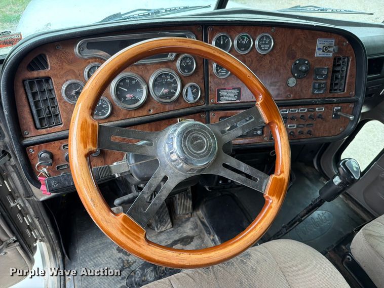 image for item EO8657 2001 Peterbilt 385 semi truck