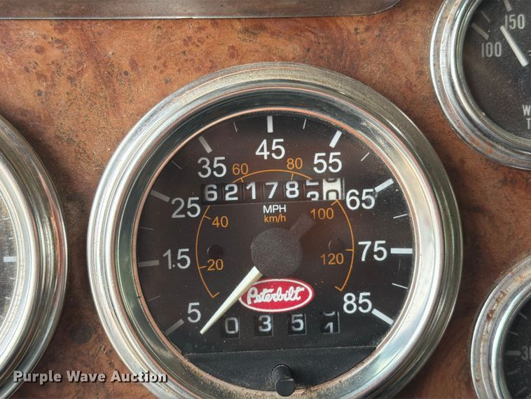 image for item EO8657 2001 Peterbilt 385 semi truck