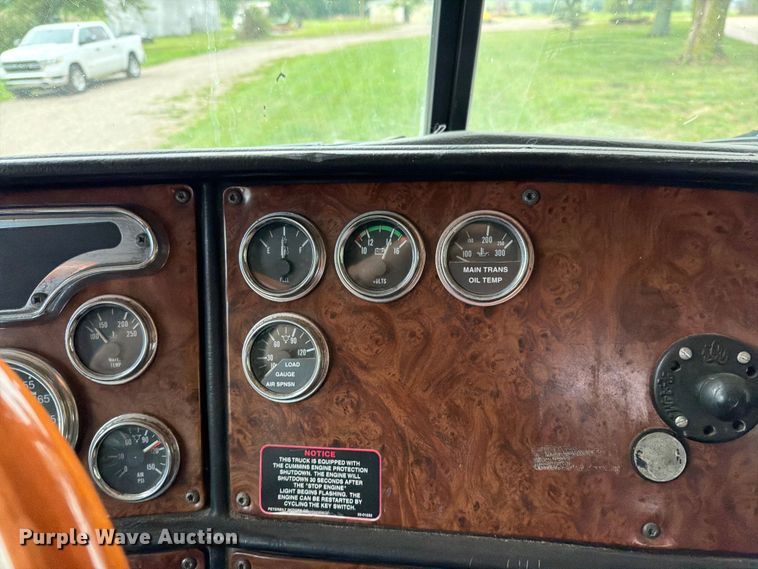 image for item EO8657 2001 Peterbilt 385 semi truck