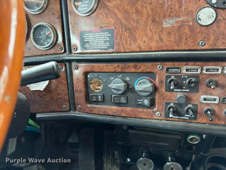 image for item EO8657 2001 Peterbilt 385 semi truck