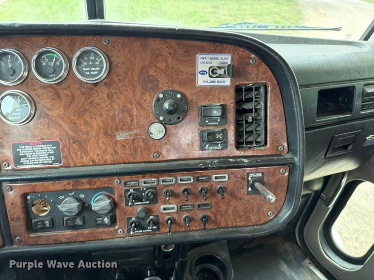 image for item EO8657 2001 Peterbilt 385 semi truck