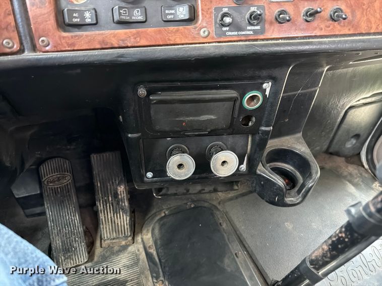 image for item EO8657 2001 Peterbilt 385 semi truck