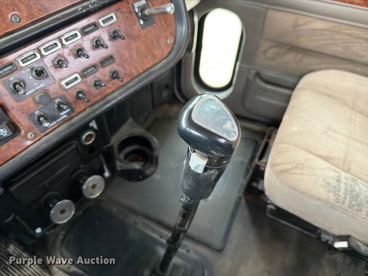 image for item EO8657 2001 Peterbilt 385 semi truck
