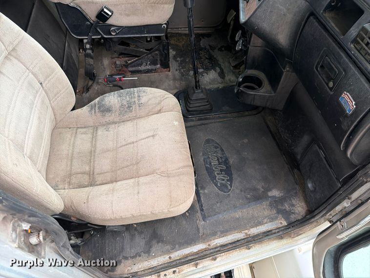 image for item EO8657 2001 Peterbilt 385 semi truck