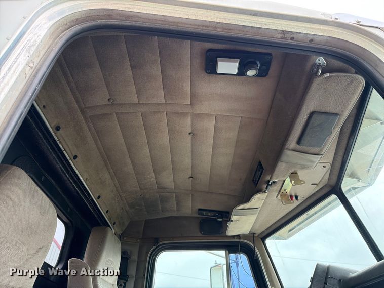 image for item EO8657 2001 Peterbilt 385 semi truck