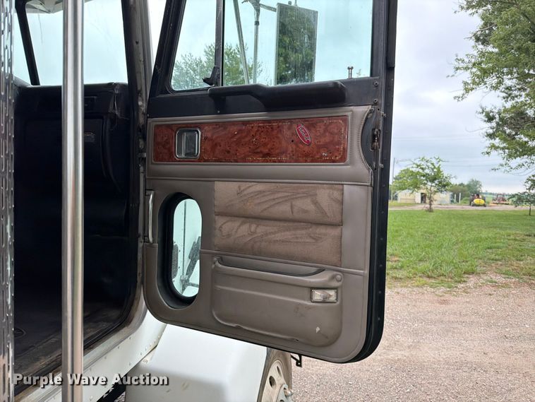 image for item EO8657 2001 Peterbilt 385 semi truck