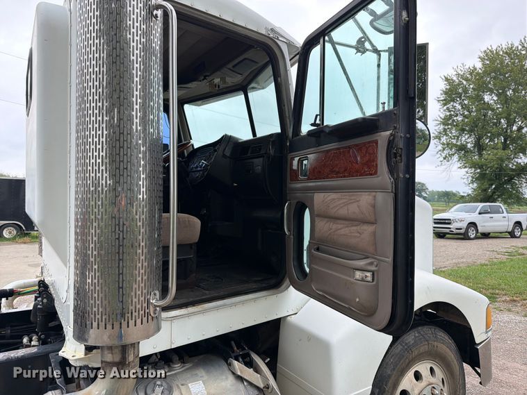 image for item EO8657 2001 Peterbilt 385 semi truck