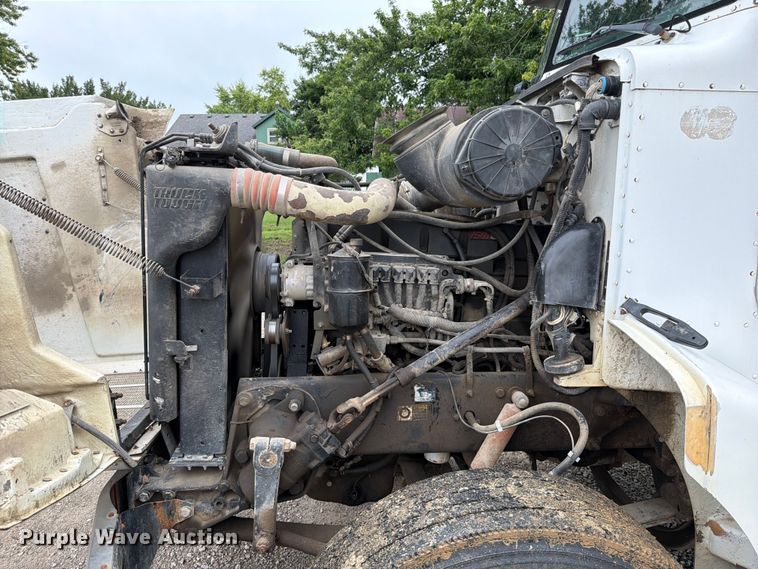 image for item EO8657 2001 Peterbilt 385 semi truck