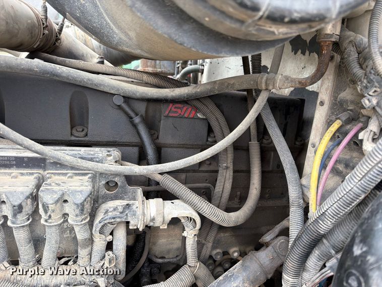 image for item EO8657 2001 Peterbilt 385 semi truck