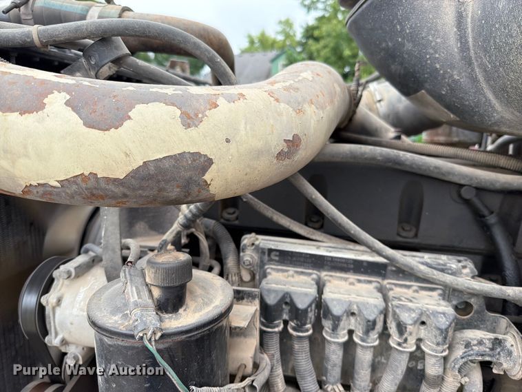 image for item EO8657 2001 Peterbilt 385 semi truck