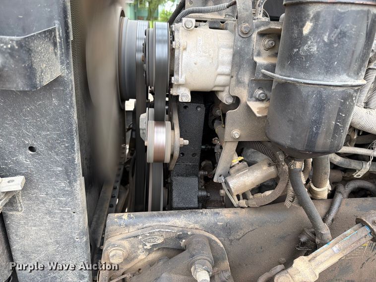 image for item EO8657 2001 Peterbilt 385 semi truck