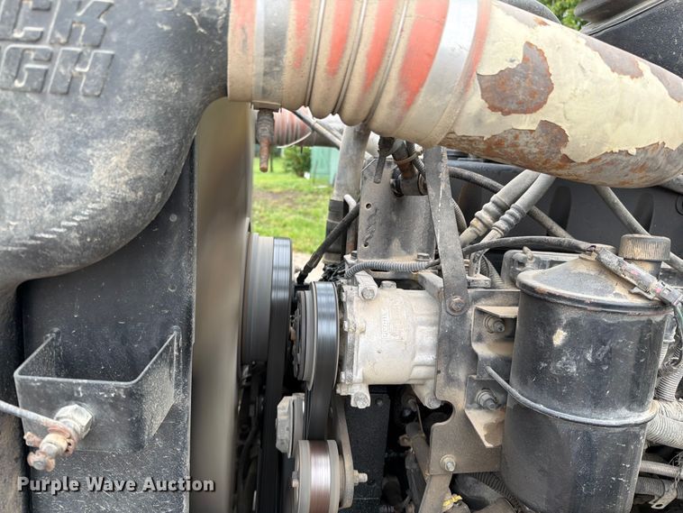 image for item EO8657 2001 Peterbilt 385 semi truck