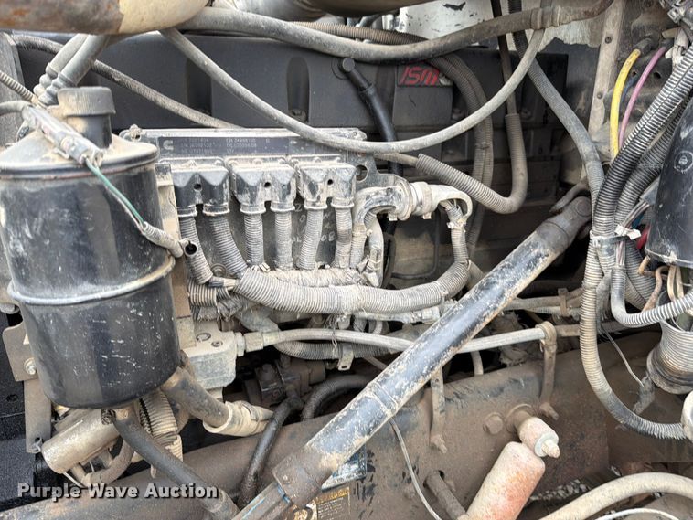 image for item EO8657 2001 Peterbilt 385 semi truck