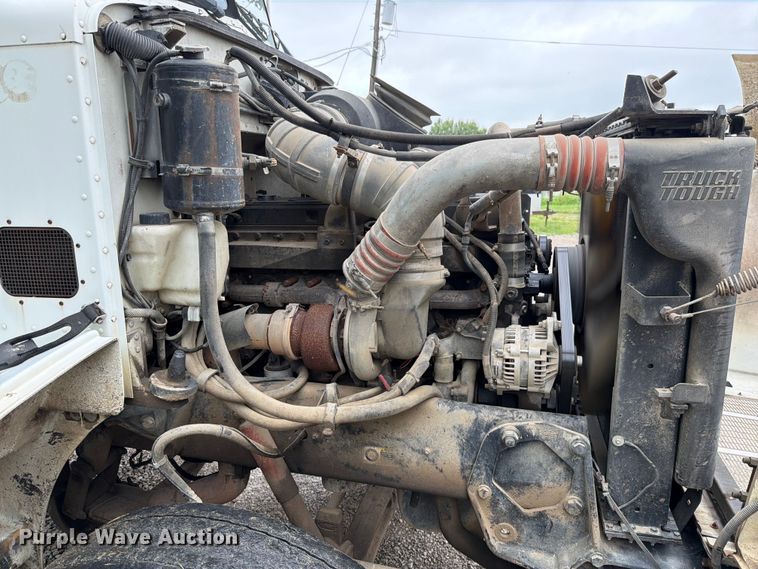 image for item EO8657 2001 Peterbilt 385 semi truck