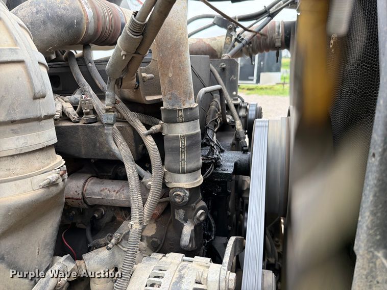 image for item EO8657 2001 Peterbilt 385 semi truck