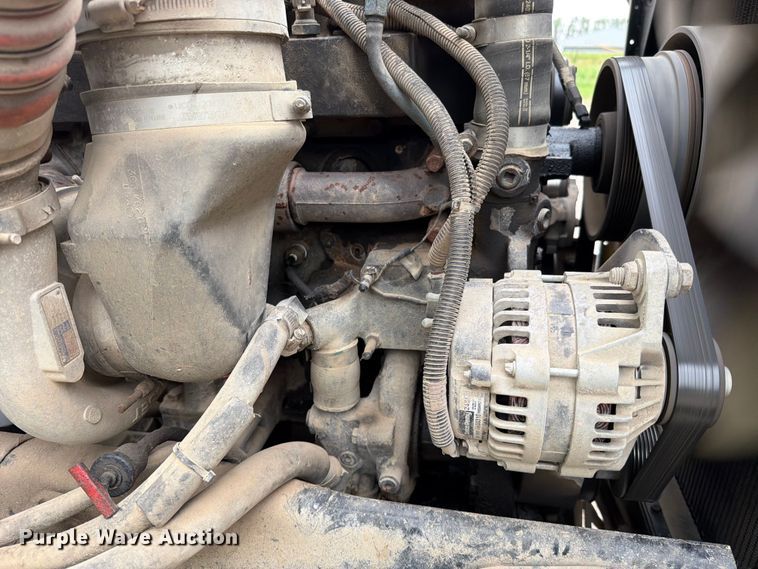 image for item EO8657 2001 Peterbilt 385 semi truck