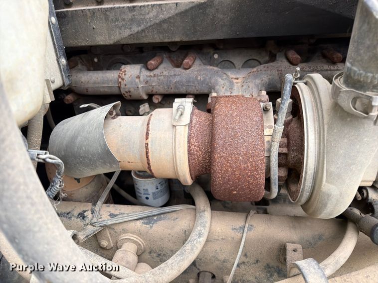 image for item EO8657 2001 Peterbilt 385 semi truck