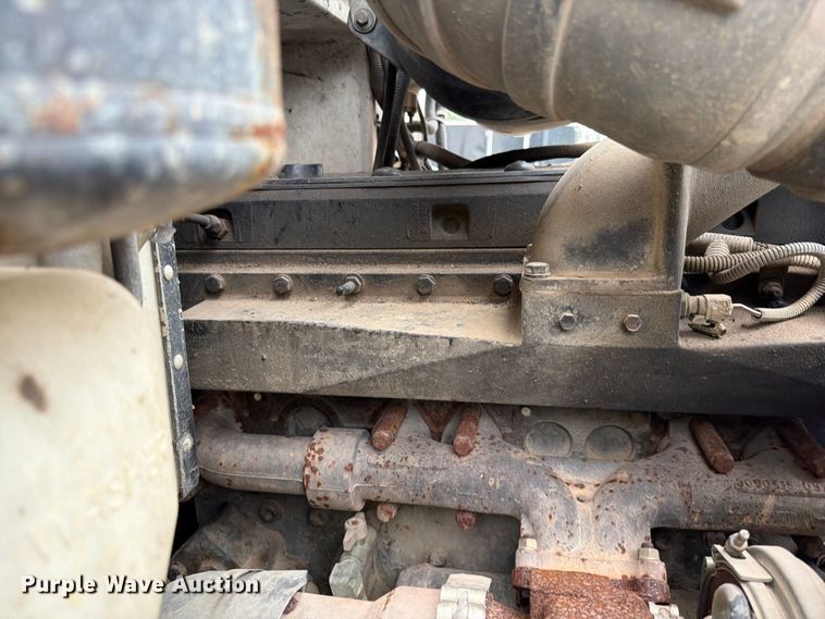 image for item EO8657 2001 Peterbilt 385 semi truck