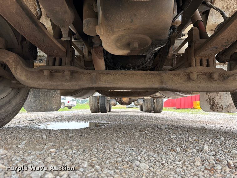 image for item EO8657 2001 Peterbilt 385 semi truck
