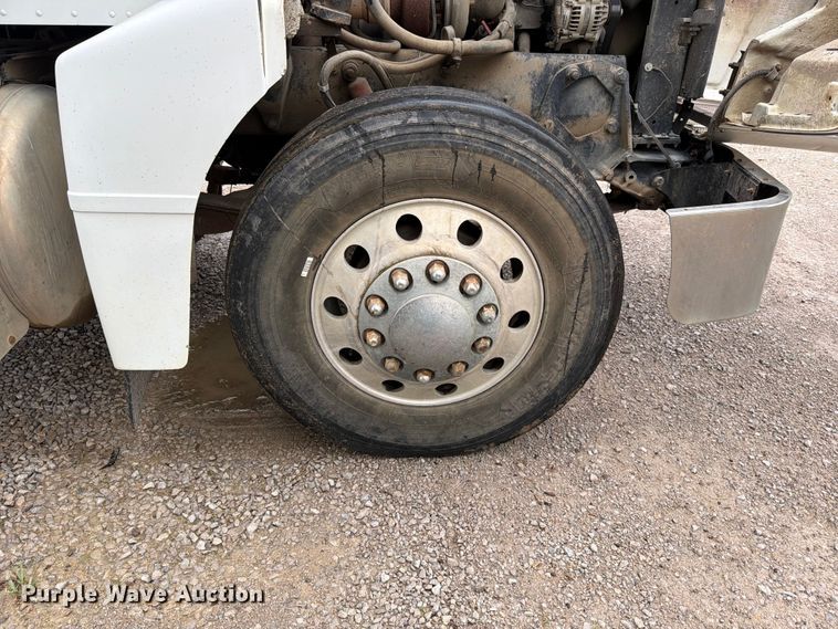 image for item EO8657 2001 Peterbilt 385 semi truck