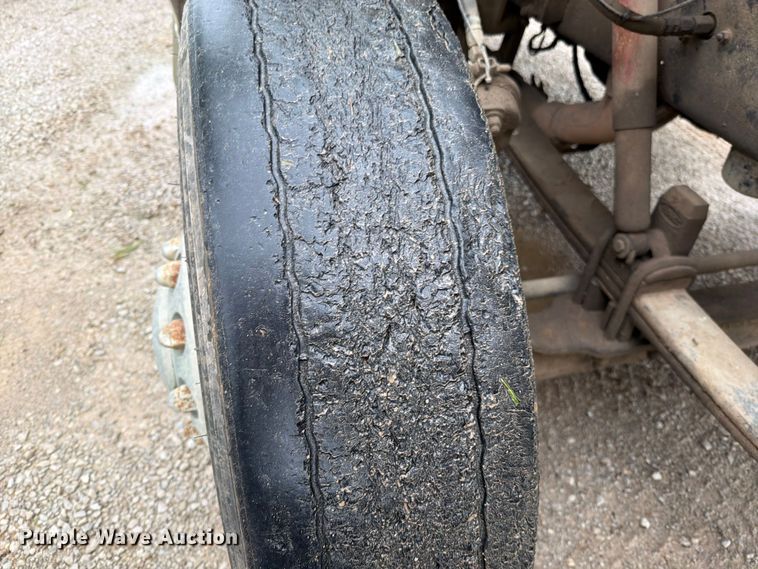 image for item EO8657 2001 Peterbilt 385 semi truck
