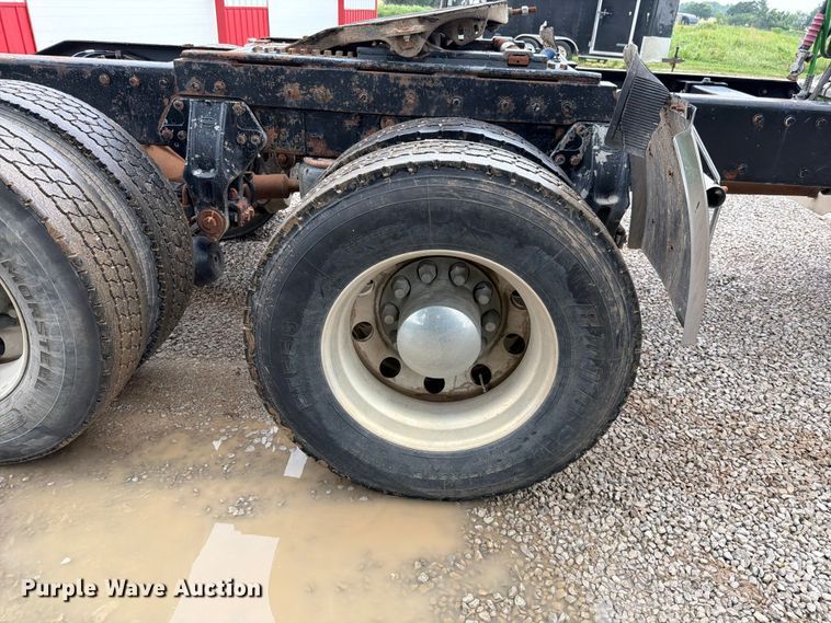 image for item EO8657 2001 Peterbilt 385 semi truck
