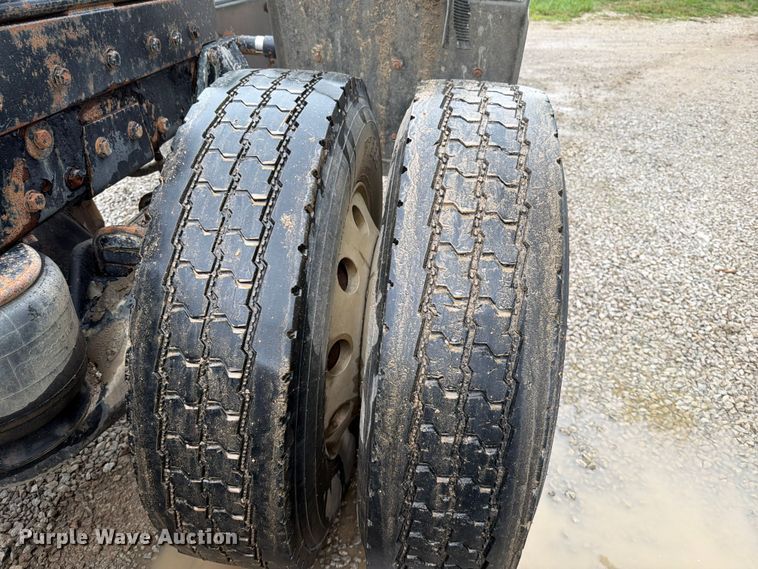 image for item EO8657 2001 Peterbilt 385 semi truck