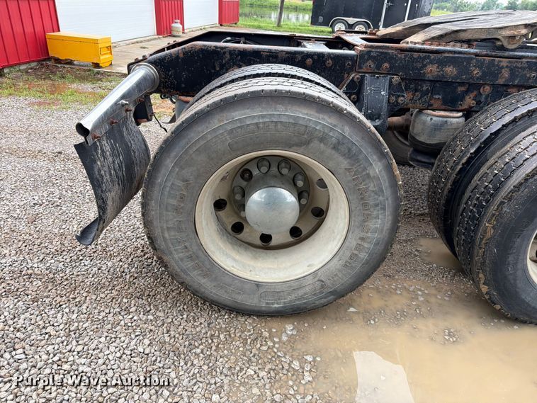 image for item EO8657 2001 Peterbilt 385 semi truck