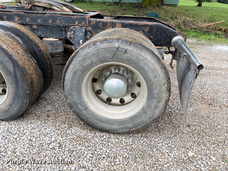 image for item EO8657 2001 Peterbilt 385 semi truck