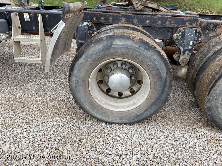 image for item EO8657 2001 Peterbilt 385 semi truck