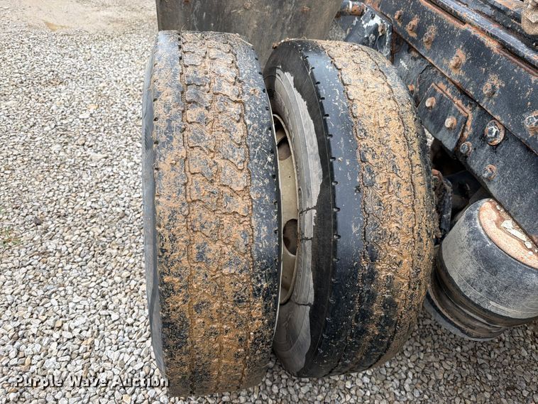 image for item EO8657 2001 Peterbilt 385 semi truck