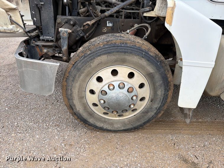 image for item EO8657 2001 Peterbilt 385 semi truck
