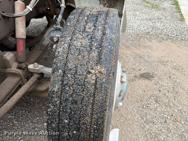 image for item EO8657 2001 Peterbilt 385 semi truck