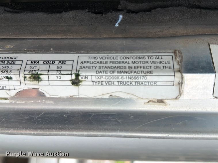 image for item EO8657 2001 Peterbilt 385 semi truck