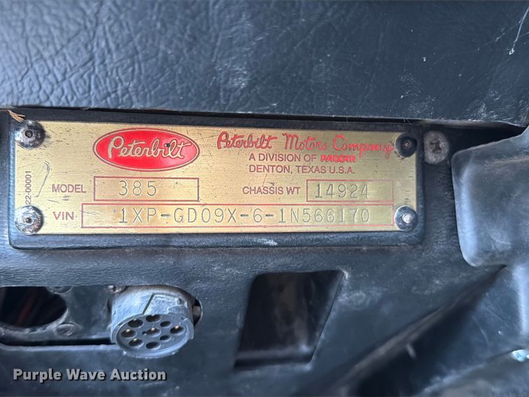 image for item EO8657 2001 Peterbilt 385 semi truck