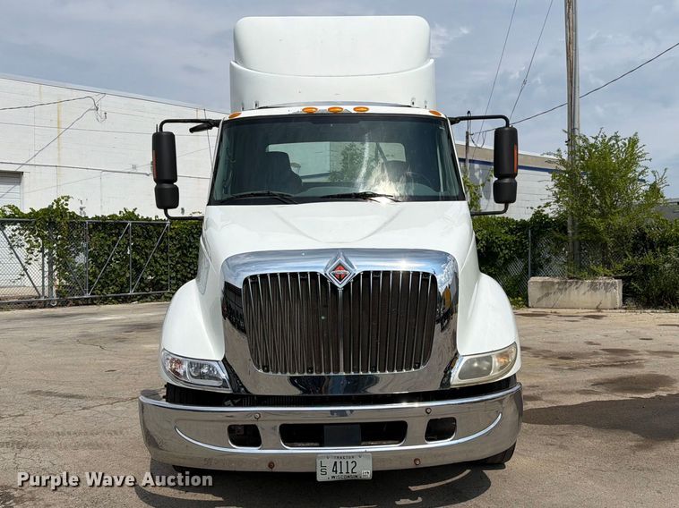 image for item EO8734 2005 International 8600 semi truck