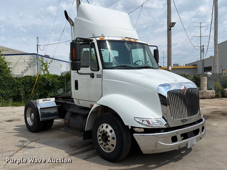 image for item EO8734 2005 International 8600 semi truck