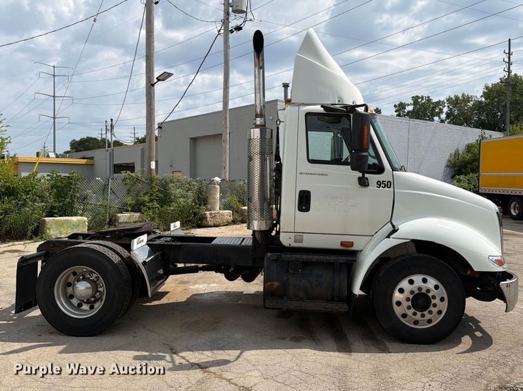 image for item EO8734 2005 International 8600 semi truck