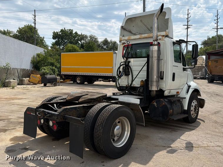 image for item EO8734 2005 International 8600 semi truck