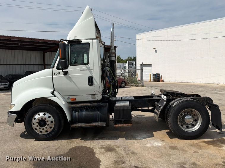image for item EO8734 2005 International 8600 semi truck