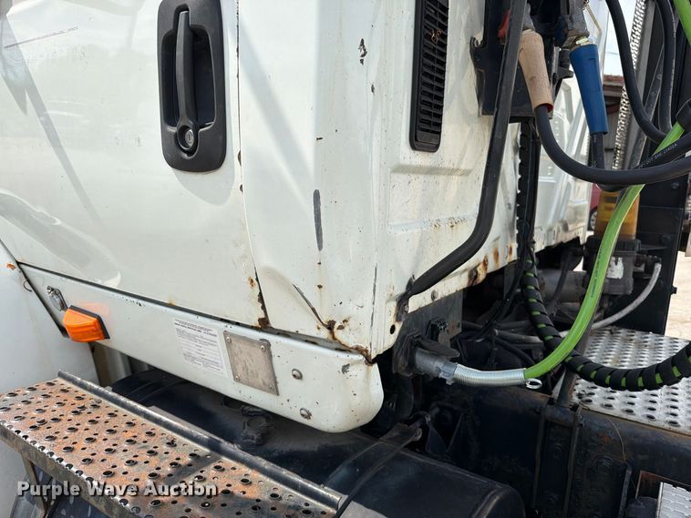 image for item EO8734 2005 International 8600 semi truck