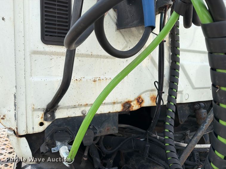 image for item EO8734 2005 International 8600 semi truck