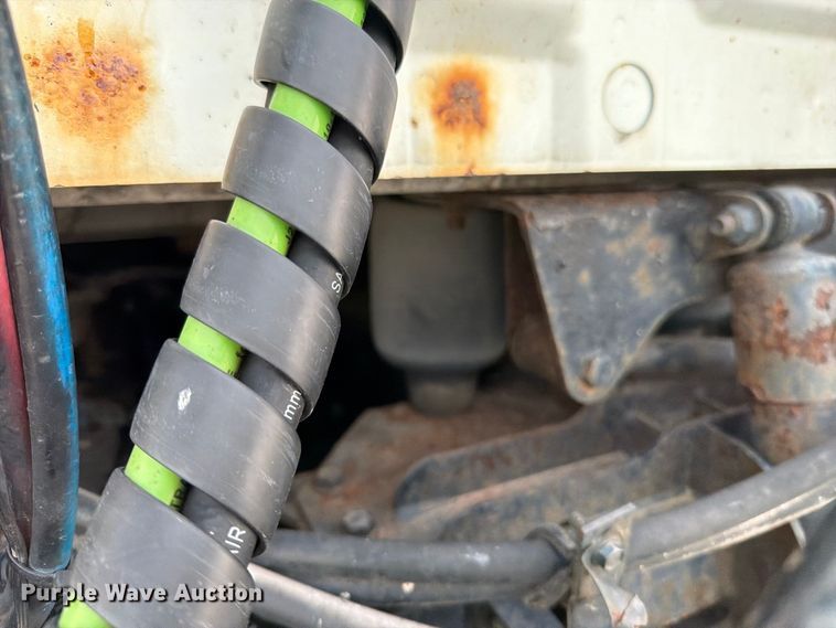 image for item EO8734 2005 International 8600 semi truck