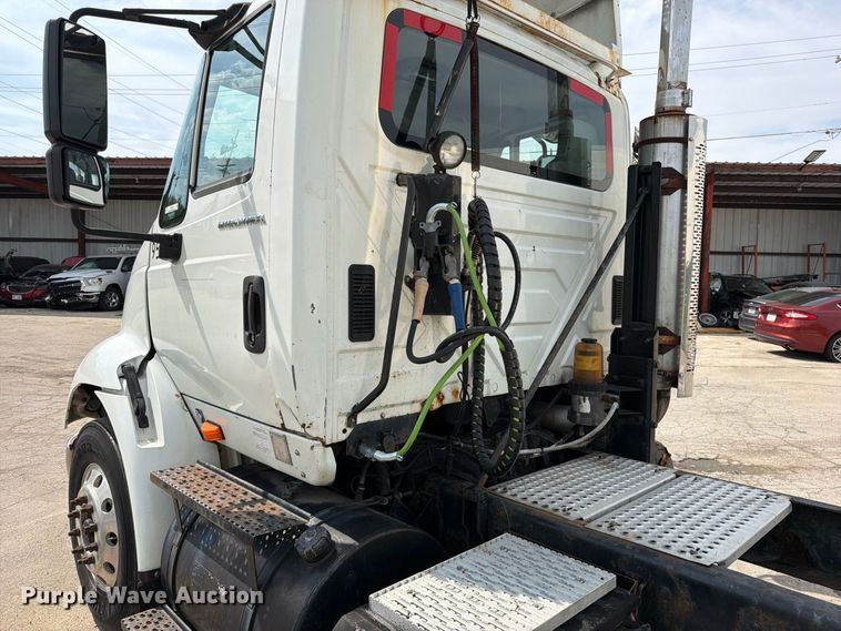 image for item EO8734 2005 International 8600 semi truck