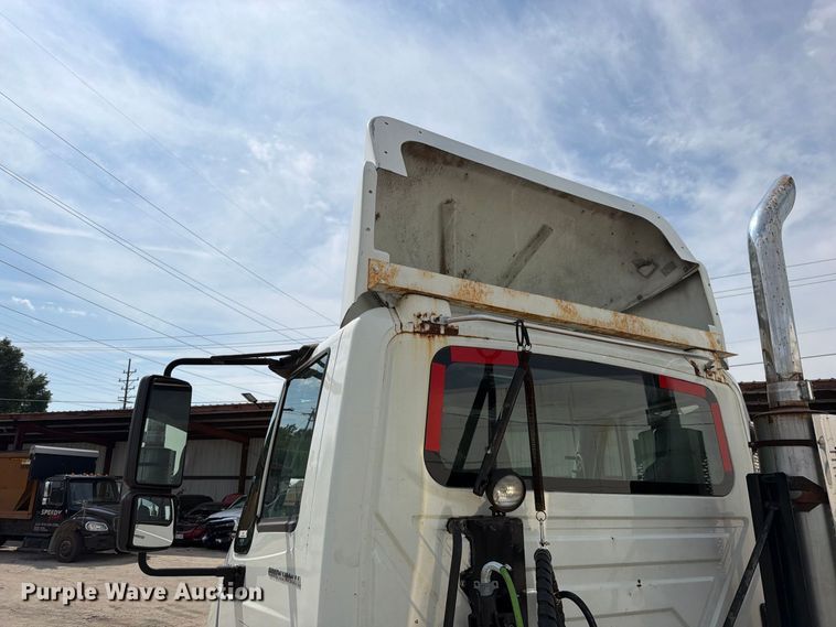 image for item EO8734 2005 International 8600 semi truck